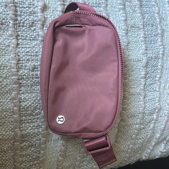 Lululemon everywhere belt bag in Briar Rose - Picture 4 of 4